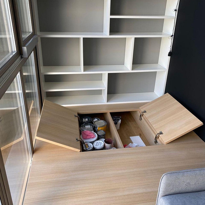 Креативний дизайн з подіумом в інтер'єрі вітальні, який додає рівень простору.