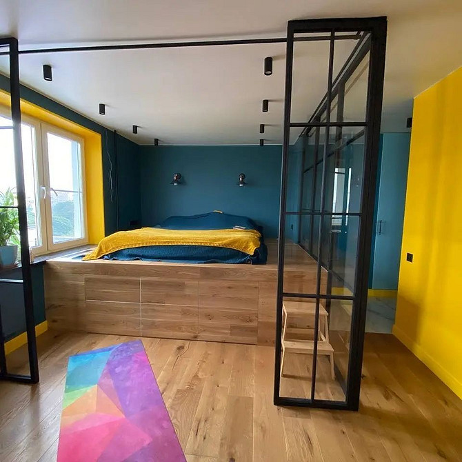 Функціональний подіум в квартирі для зберігання велосипедів та інших крупногабаритних речей.