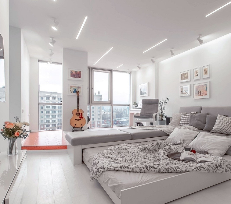 Інтер'єр з подіумом для оптимізації простору та зберігання речей в квартирі.