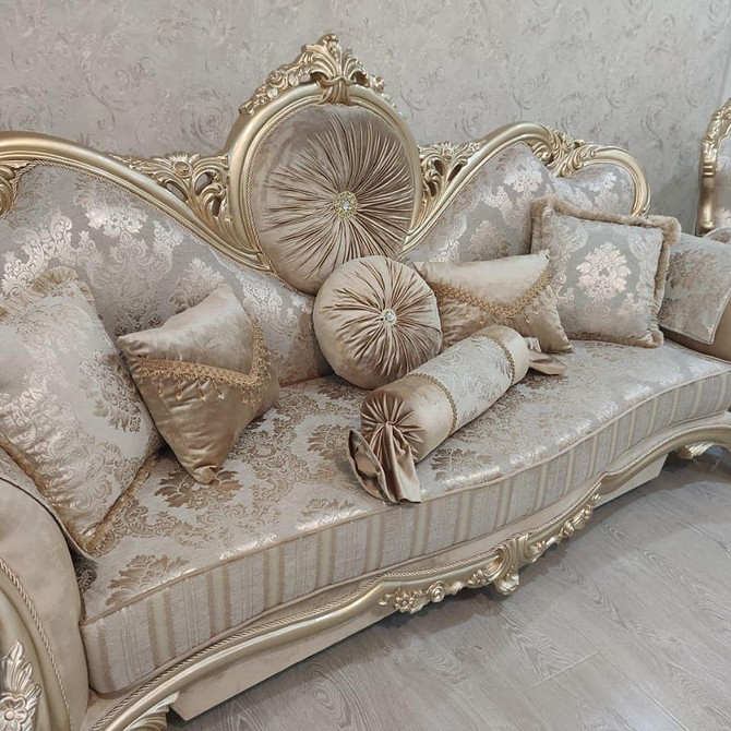 Антитренд: застаріла модель дивана з масивними підлокітниками в інтер'єрі вітальні