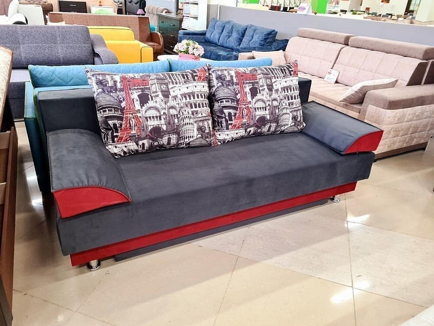 Приклад антитренду: диван з великою кількістю подушок різних розмірів та кольорів