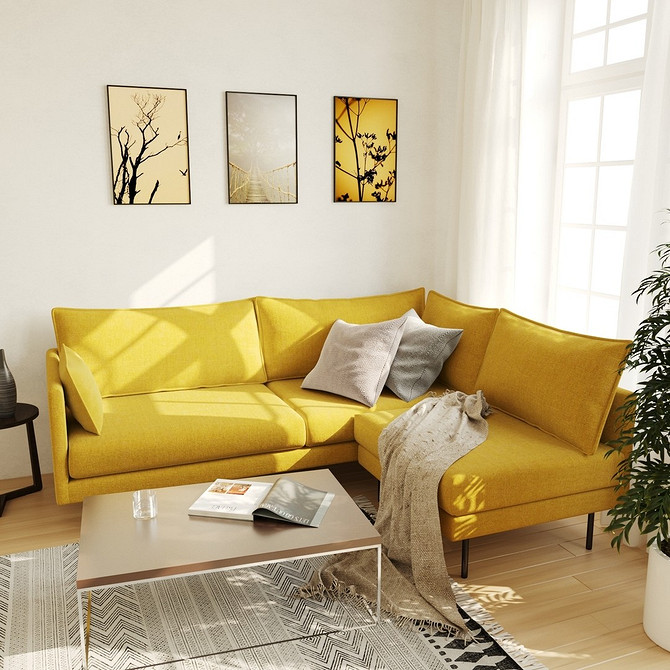 Застарілий диван з важкими дерев'яними підлокітниками та тканинною оббивкою в інтер'єрі