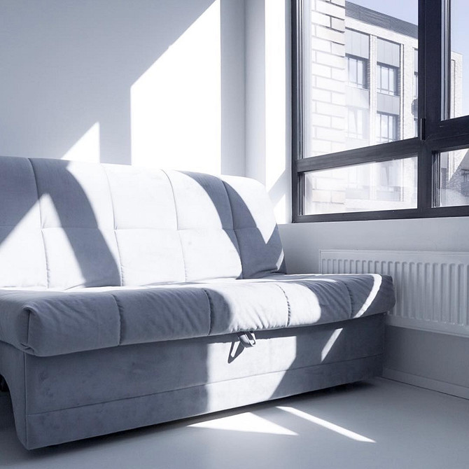 Застаріла модель дивану з низькою посадкою та неактуальною оббивкою.