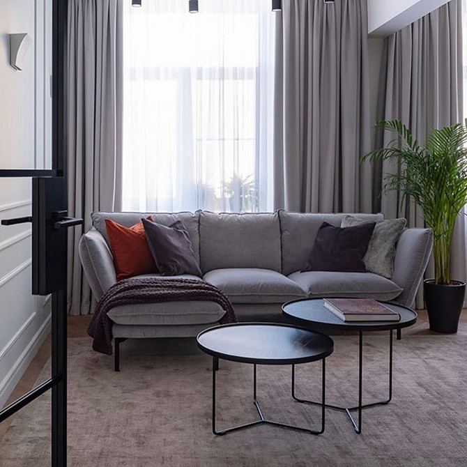 Антитренд: диван з декоративними елементами, які вже не використовуються в дизайні.