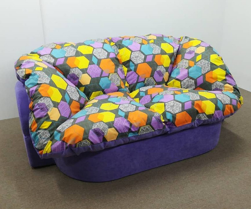 Застарілий диван-книжка з незручним механізмом розкладання та непривабливою оббивкою