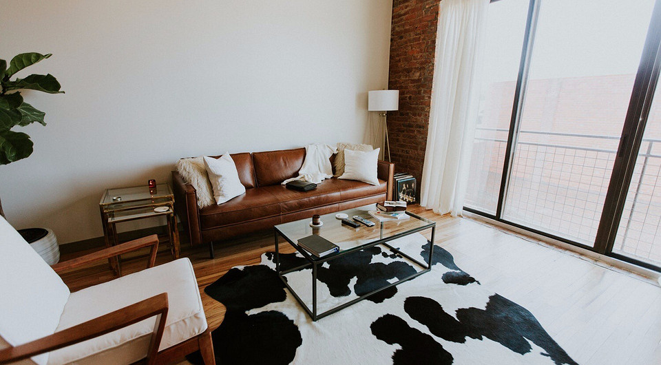 Стильний передпокій в будинку з бруса, меблі IKEA у скандинавському стилі