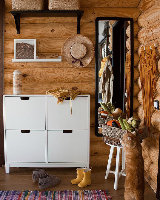 Сучасний дизайн передпокою з використанням меблів IKEA та елементами скандинавського стилю