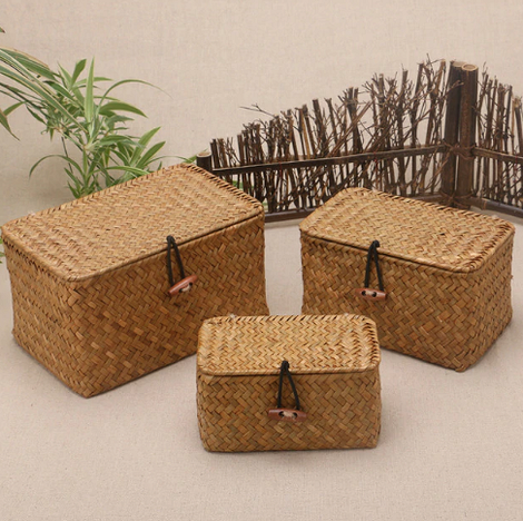 Оформлення передпокою в будинку з бруса з використанням меблів IKEA у скандинавському стилі