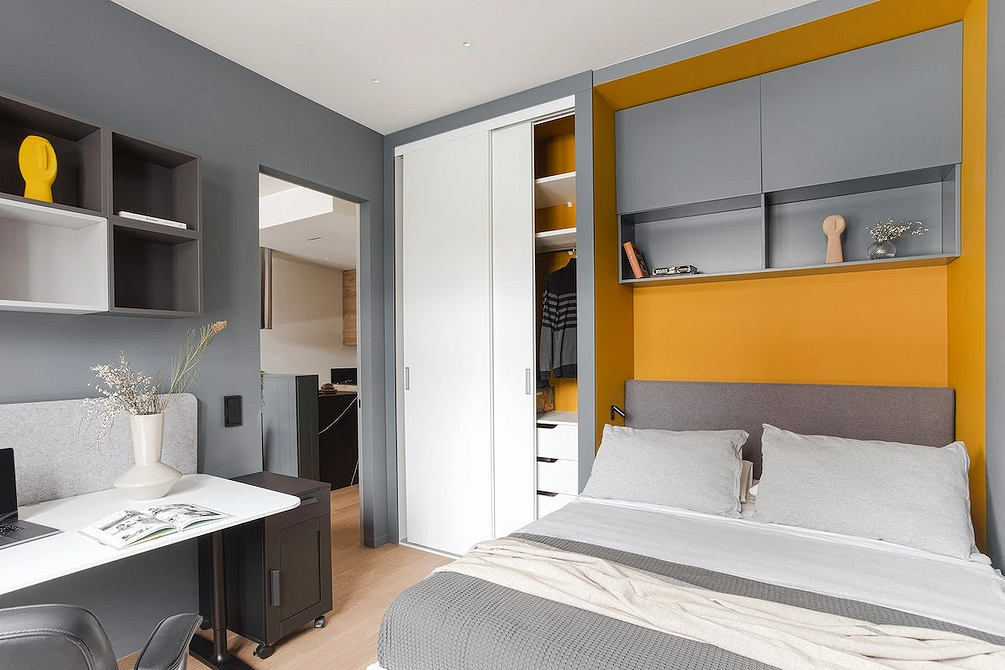 Інтер'єр маленької квартири з ергономічними меблями для оптимізації простору та комфорту.