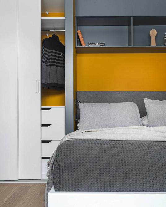 Дизайн маленької квартири з використанням світлих кольорів та мінімалістичних меблів.