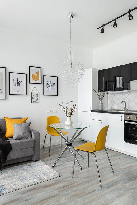 Інтер'єр маленької квартири з акцентом на мінімалізм та функціональність меблів.