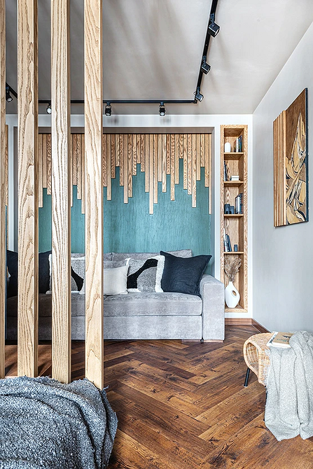 Приклад компактних меблів у маленькій квартирі: розкладний диван та журнальний столик-трансформер.