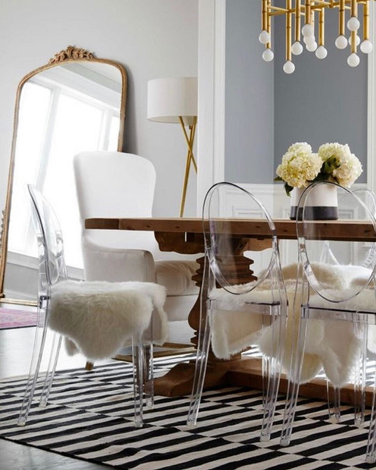 Неправильно підібрані меблі для маленької кімнати: комод займає багато місця.