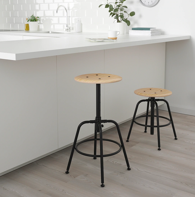 Непотрібні меблі займають місце у маленькій квартирі: килими та декор