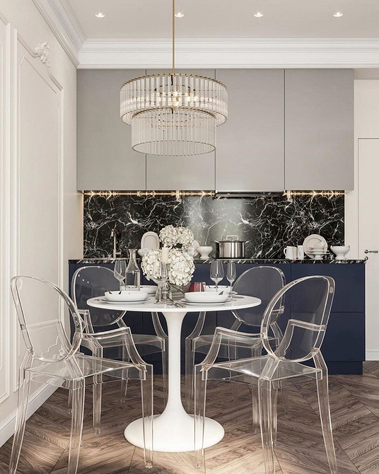 Велика шафа в маленькій квартирі може виглядати громіздко, забираючи цінний простір.