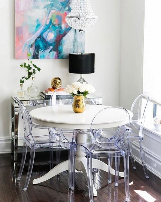 Предмети інтер'єру, які роблять маленьку квартиру ще меншою: темні кольори меблів