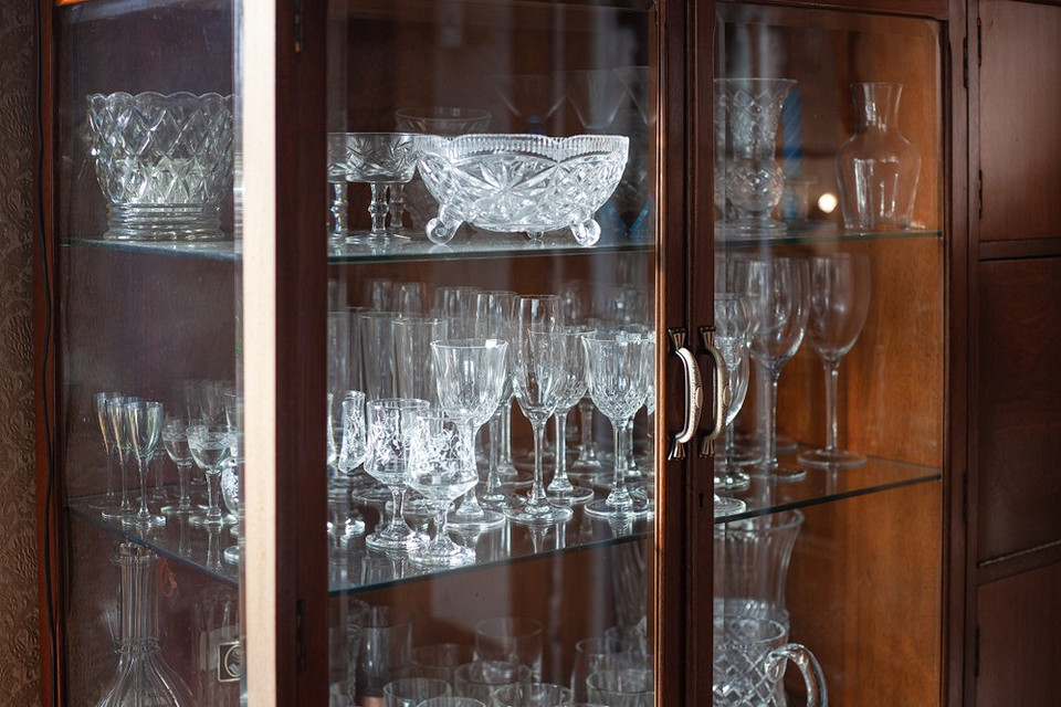 Дизайн маленької квартири: уникайте великої кількості декору та громіздких меблів.