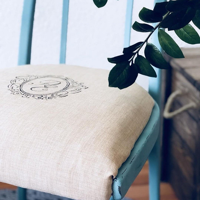 Приклад використання нової оббивки та фарбування для повного оновлення старого стільця