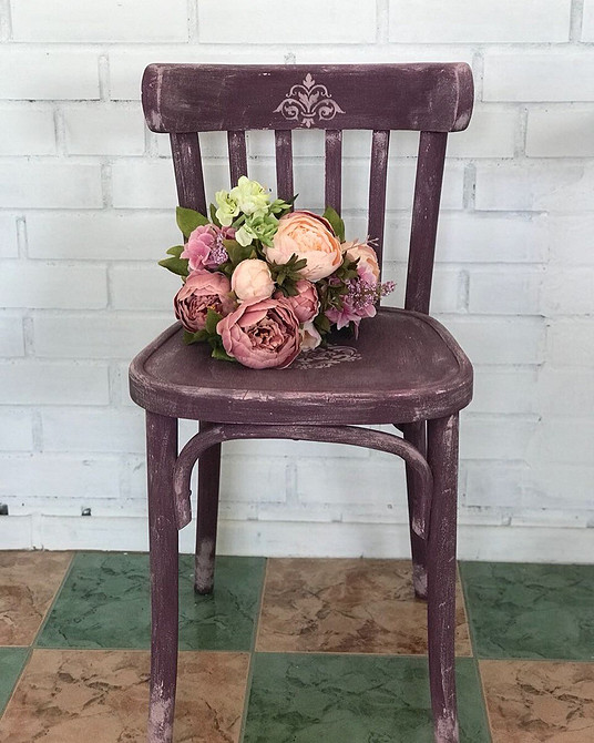 Простий спосіб перетяжки старого стільця: заміна тканини та декор для оновлення меблів вдома.