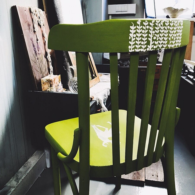 Процес реставрації старого стільця: крок за кроком оновлення меблів вдома.
