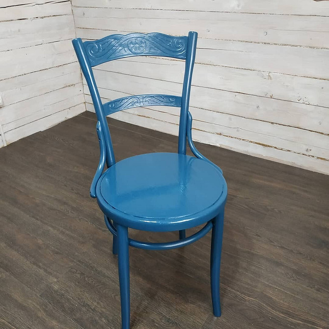 Детальний вид декорованого старого стільця з використанням трафаретного розпису