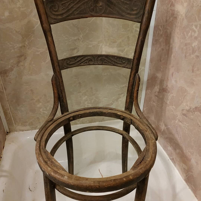 Фотографія старого стільця до та після реставрації та перетворення