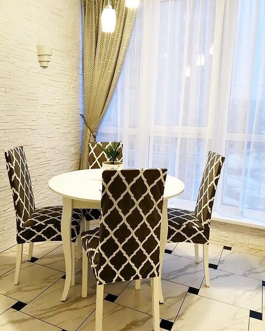 Фарбування дерев'яного стільця: використання різних технік для створення ефекту старовини.