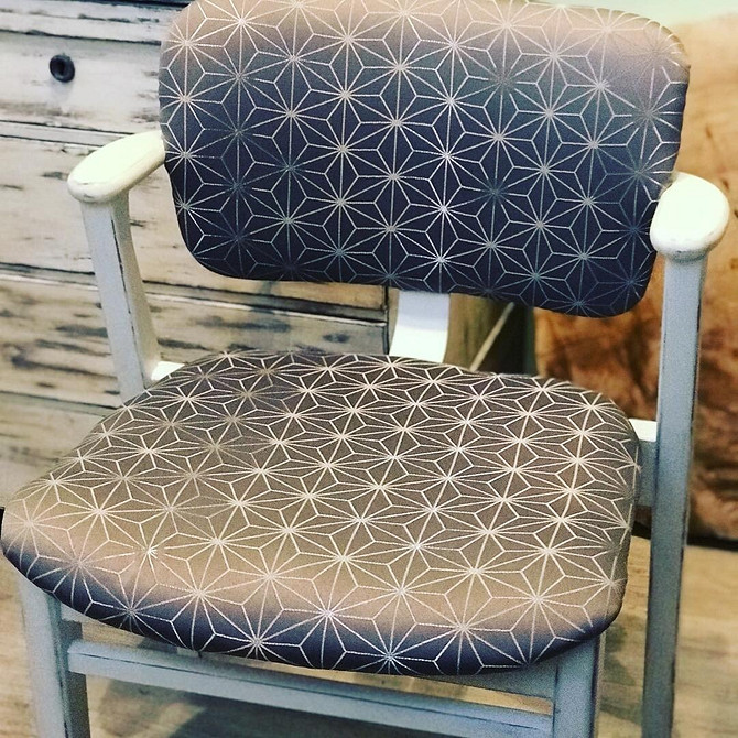 Фото процесу зняття старої оббивки зі стільця перед перетяжкою