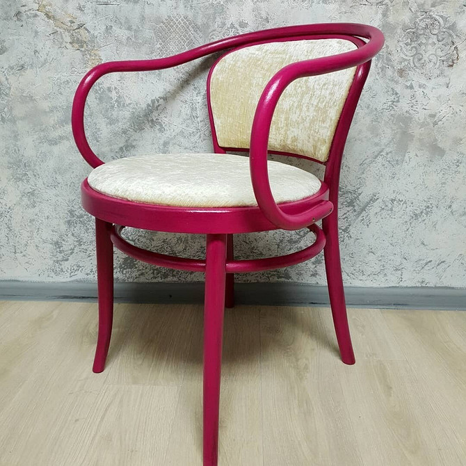 Ілюстрація різних матеріалів для перетяжки та оновлення старих стільців