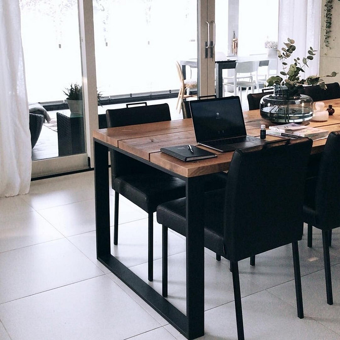 Кімната з темними меблями, підкреслена правильним освітленням та світлими стінами для затишку.