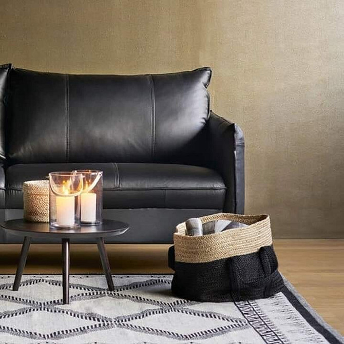 Елегантний інтер'єр з темними меблями, світлі стіни та акцент на освітленні кімнати.