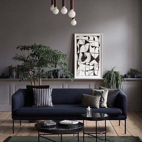 Освітлення кімнати з темними меблями: важливість вибору правильних джерел світла для дизайну.