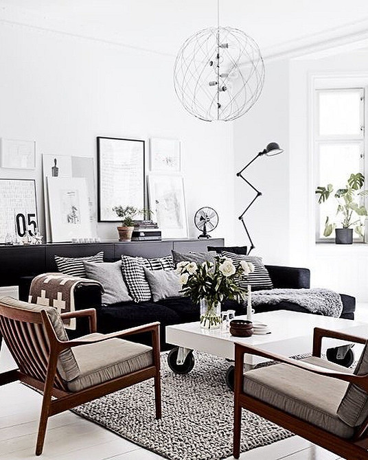 Кухня з темними фасадами, світлою стільницею та сучасним освітленням