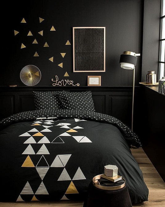 Інтер'єр вітальні з темною шафою та світлим килимом для контрасту