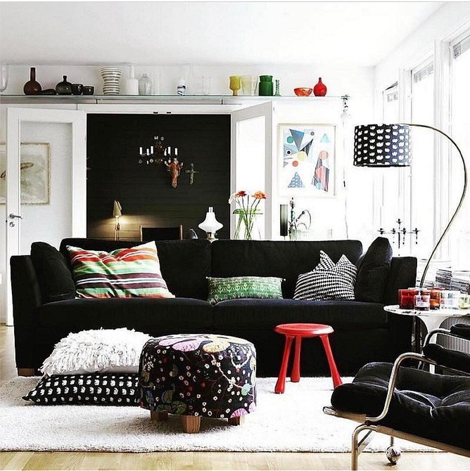 Інтер'єр з темними меблями: світлі стіни та елегантний декор, освітлення кімнати.