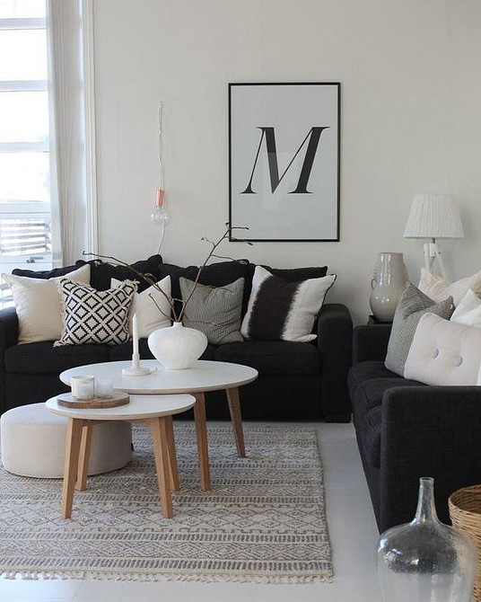 Стильна вітальня з темним диваном, каміном та ефективним освітленням кімнати