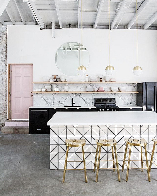 Продуманий дизайн інтер'єру з темними меблями та світлими акцентами, що додають стилю.