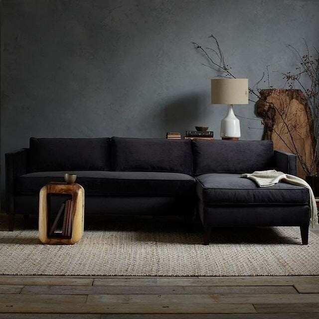 Сучасний інтер'єр з темними меблями, світлими стінами та мінімалістичним декором.