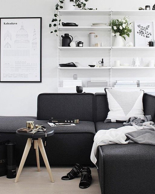 Інтер'єр з темним комодом, дзеркалом у світлій рамі та живими рослинами