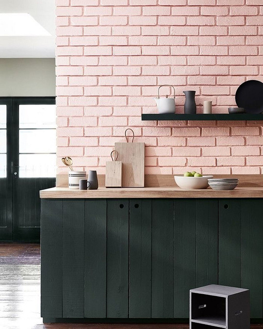 Інтер'єр спальні з темними меблями, світлі стіни та м'яке освітлення для релаксу.