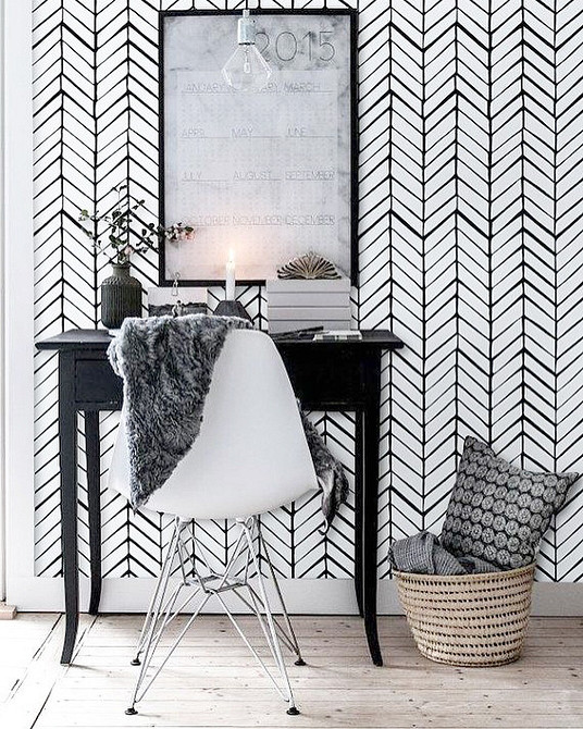 Інтер'єр з темним обіднім столом та світлими стільцями в сучасній кухні