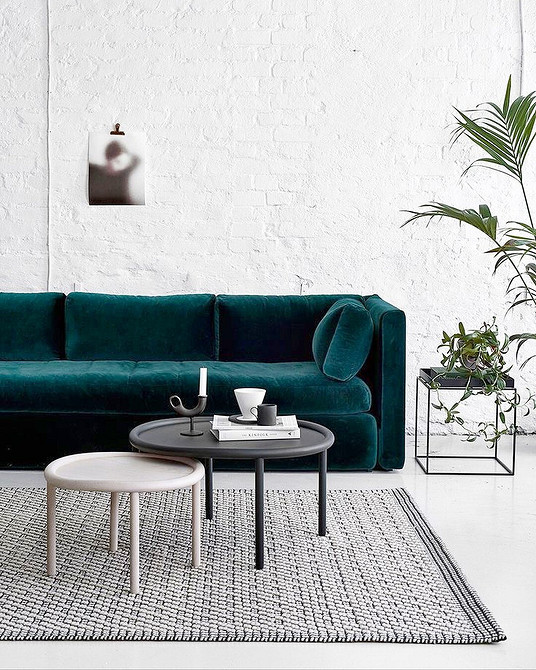 Елегантний інтер'єр з темними меблями, підкреслений світлим декором та текстурованими стінами.