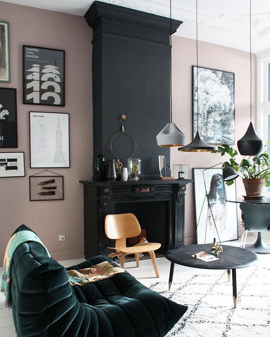 Дизайн інтер'єру з темними меблями: використання світлого декору та правильного освітлення кімнати.