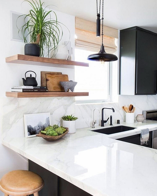 Елегантний інтер'єр з темними меблями та світлими стінами для контрасту