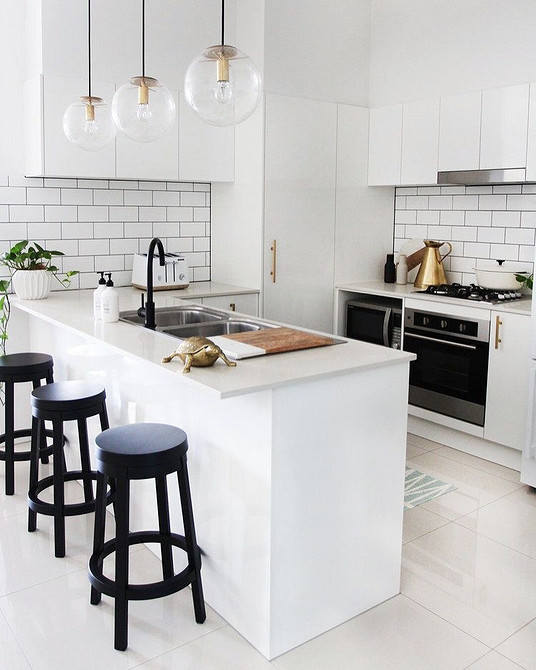 Інтер'єр кабінету з темними книжковими шафами, світлим килимом та робочим місцем