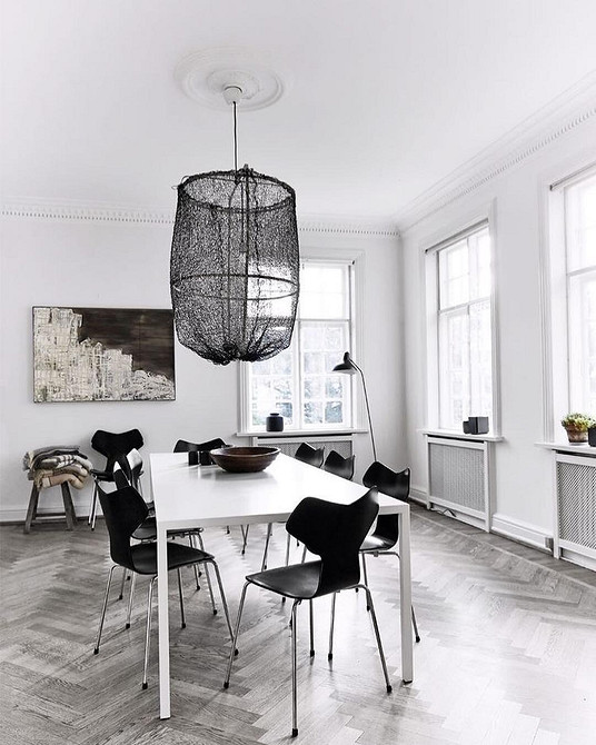 Дизайн інтер'єру: темні меблі, світлі стіни, живі рослини як елемент декору кімнати.