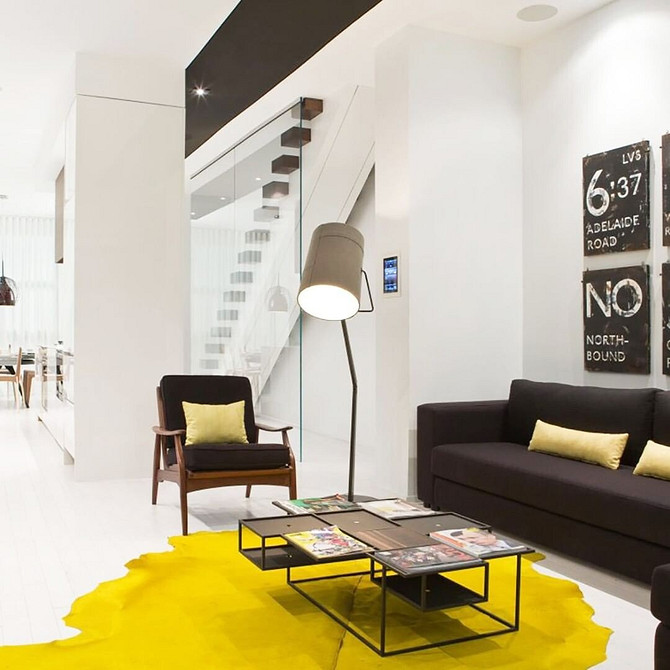 Інтер'єр з темними меблями та дзеркалами для візуального розширення простору