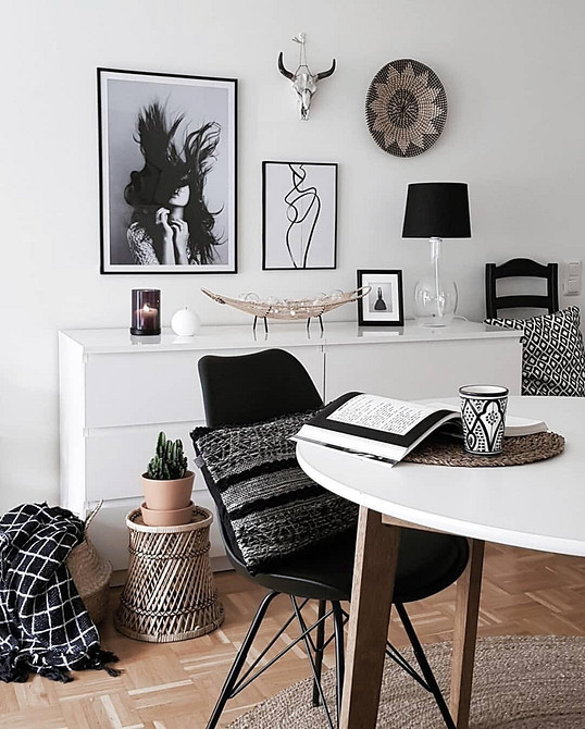 Темні меблі в інтер'єрі кабінету з акцентом на світлий декор та аксесуари