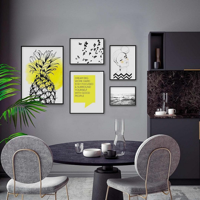 Сучасний дизайн інтер'єру з темним диваном та яскравими декоративними подушками