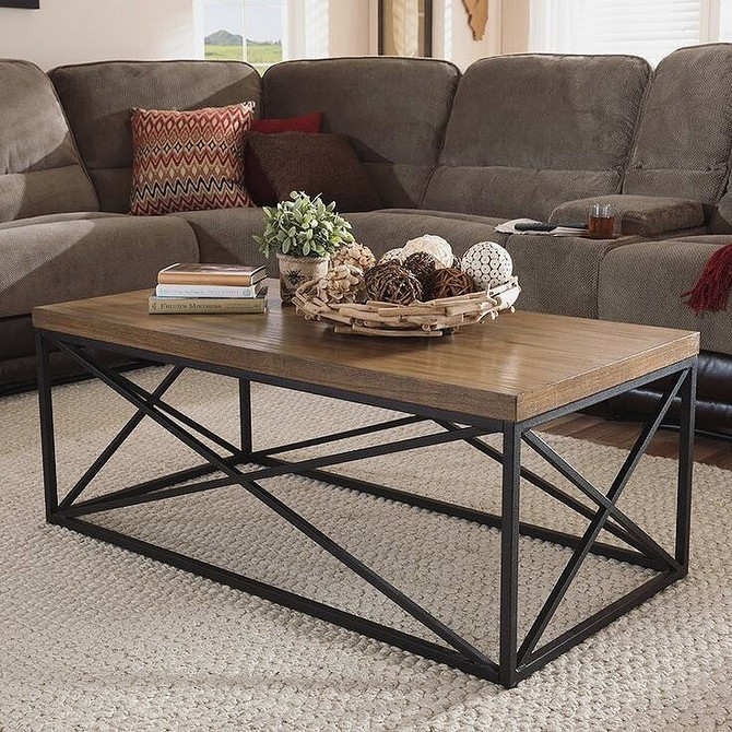 Оригінальний журнальний столик з металевими ніжками в сучасному дизайні вітальні.